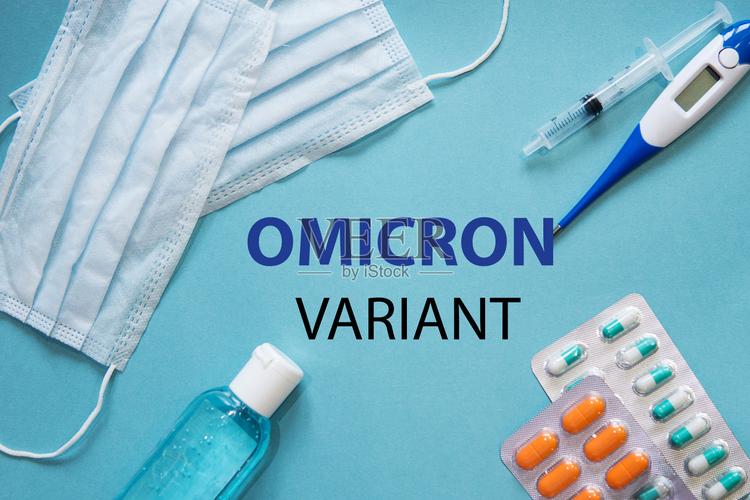 蓝色背景上的病毒防护产品医用口罩和抗病毒口罩俯视图2021年11月在